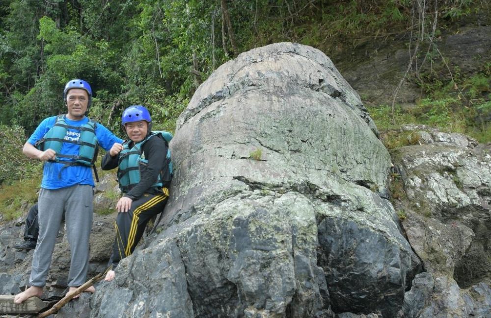 Bupati Merangin H Al Haris Menunjukan Fosil Kayu ke Rektor Saat Rafting