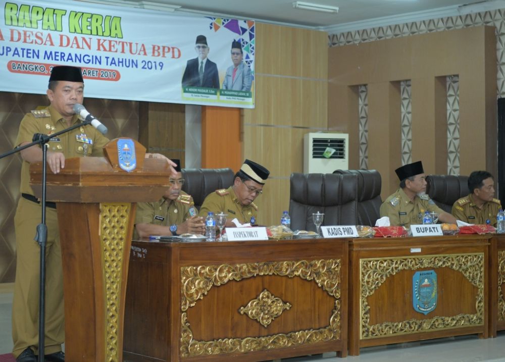 Bupati Merangin H Al Haris saat menyampaikan pengarahannya pada raker Kades.