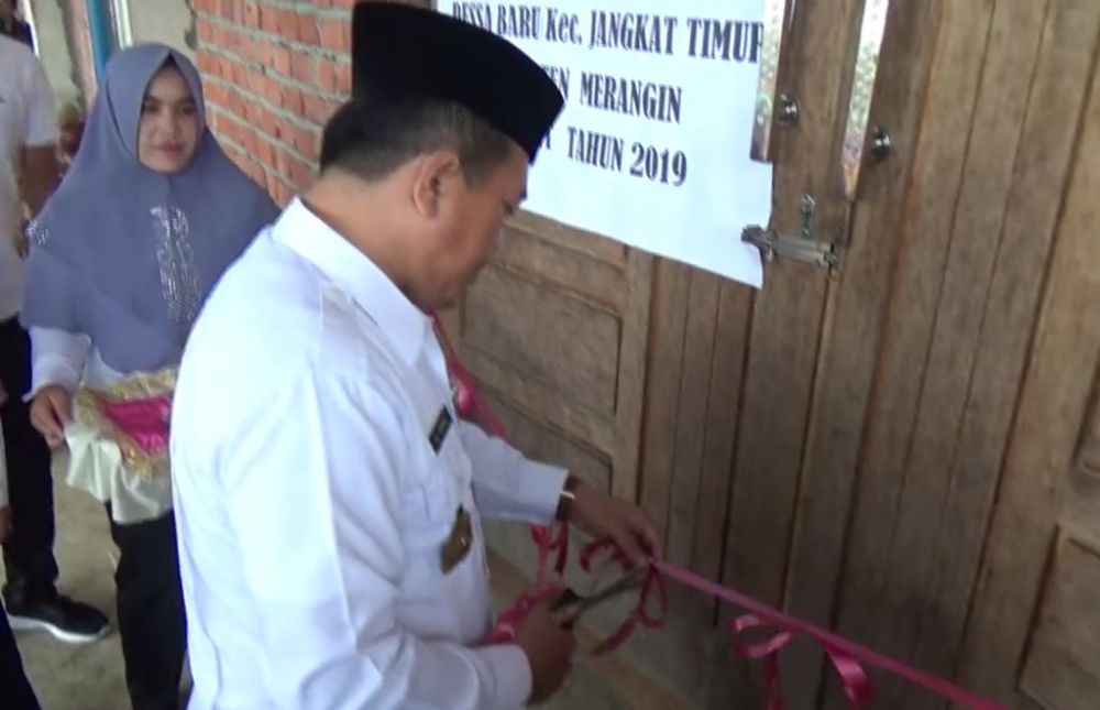 Bupati Merangin H Al Haris Menggunting Pita Depan Pintu Masjid Tanda Peresmian Masjid