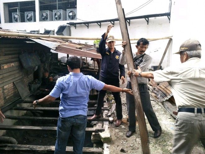 Pembongkaran bangunan di atas drainase beberapa waktu lalu.