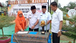 Persemian Tugu Adiwiyata Mandiri di SDN 64 Sukasari oleh Wabup Sarolangun, H Hillalatil Badri