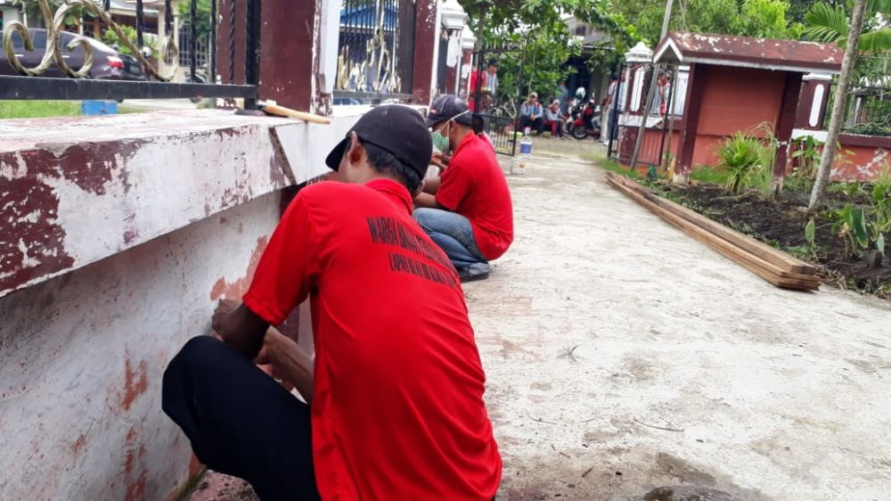 Warga Binaan Bergotong Royong Membersihkan Masjid