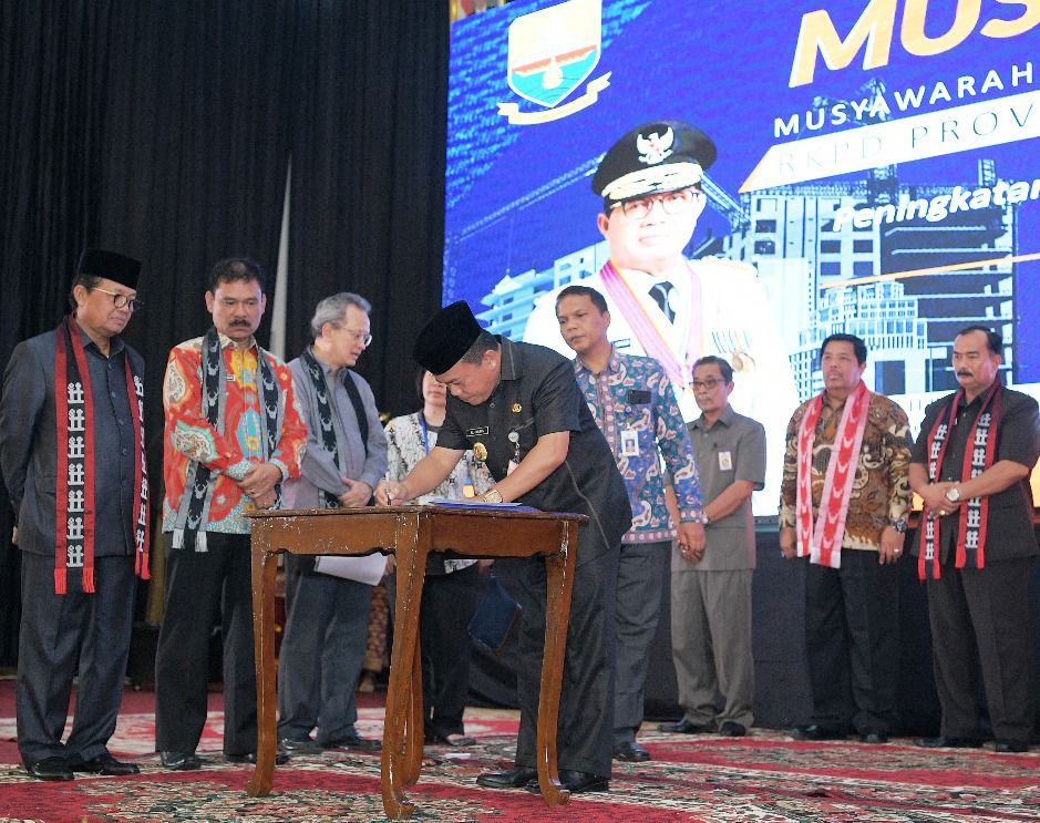 Bupati Merangin H Al Haris saat meneken kesepakatan hasil Musrenbang Provinsi Jambi 2020 disaksikan Gubernur Jambi H Fachrori Umar