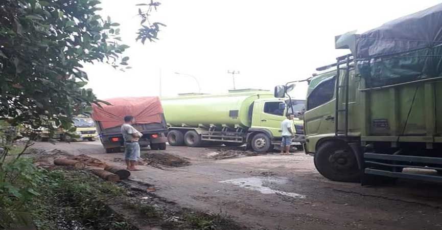 Antrian panjang kendaraan di jalan lintas Jambi-Muarabulian