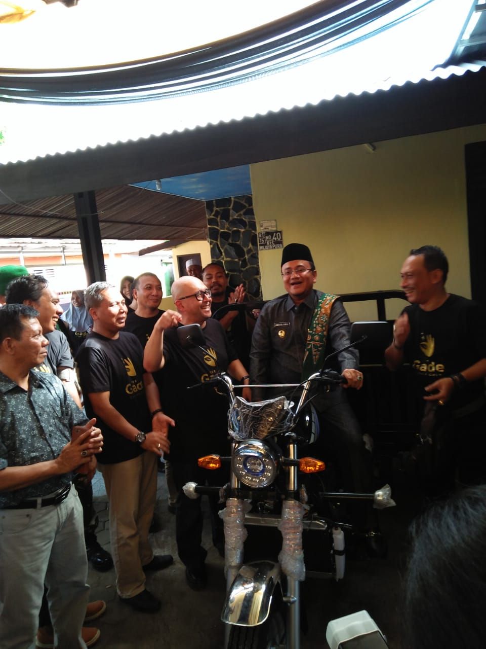 Wakil walikota Jambi Maulana saat meresmikan CSR Bank Sampah dari PT.Pegadaian yang langsung diserahkan ke  warga lorong H. Kamil  Kelurahan Wijayapura