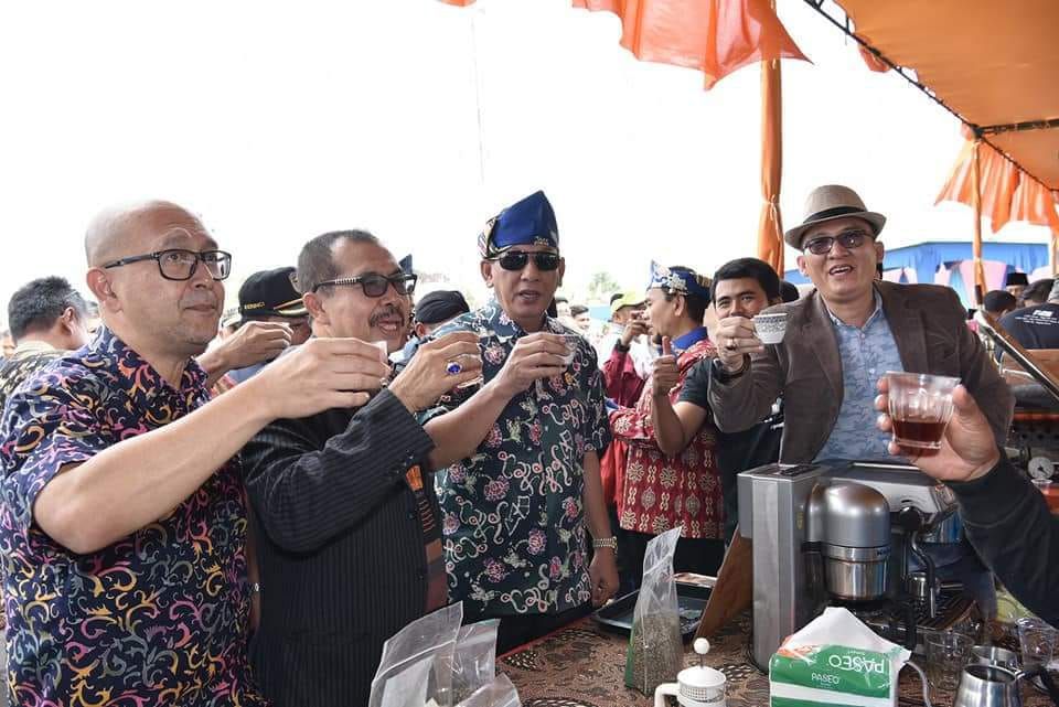 Kepala Dinas Perdagangan dan Perindustrian Provinsi Jambi Ariansyah Bersama Sekda Minum Kopi Jambi