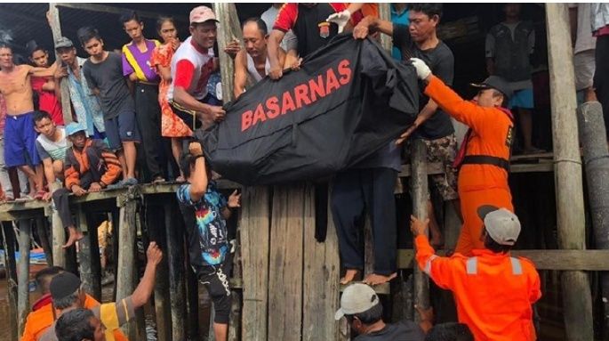 Jasad Masdar Ketika di Evakuasi Petugas