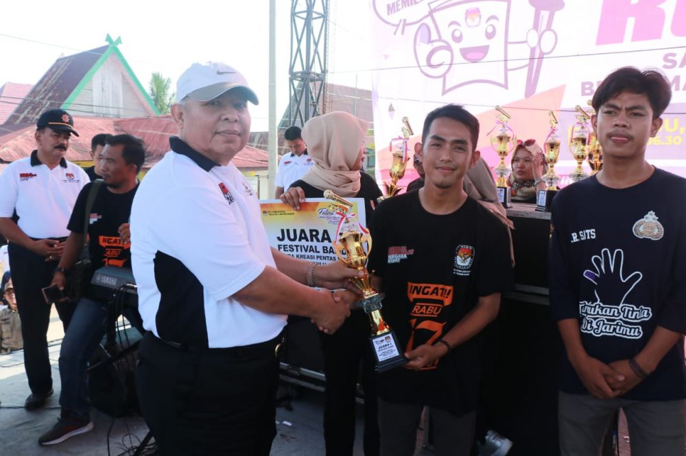 Bupati Safrial  menyerahkan hadiah
