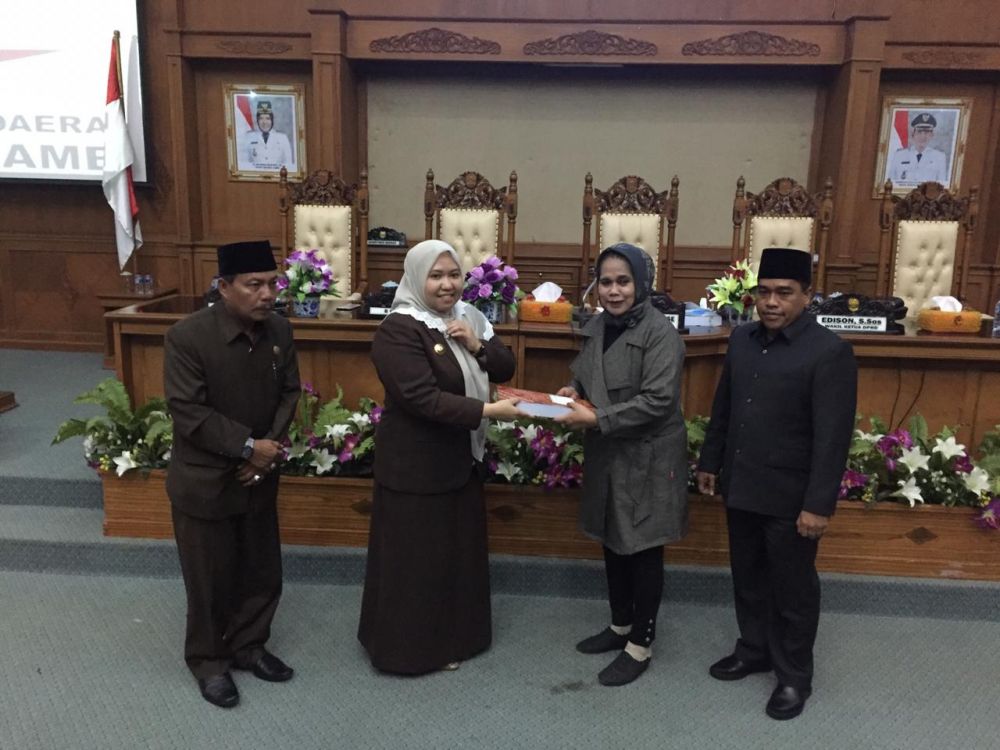 Ketua DPRD di dampingin wakil ketua Menerima berkas LKPJ dari Bupati.