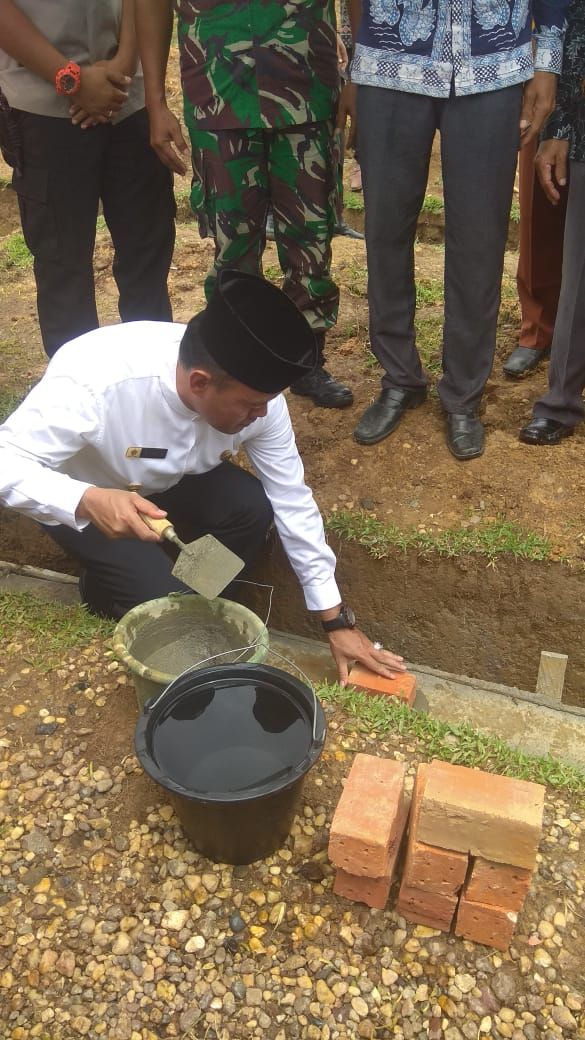 Bupati Tebo saat melakukan peletakan batu pertama pembangunan masjid Nurul Iman Desa Sungai Bengkal Barat.