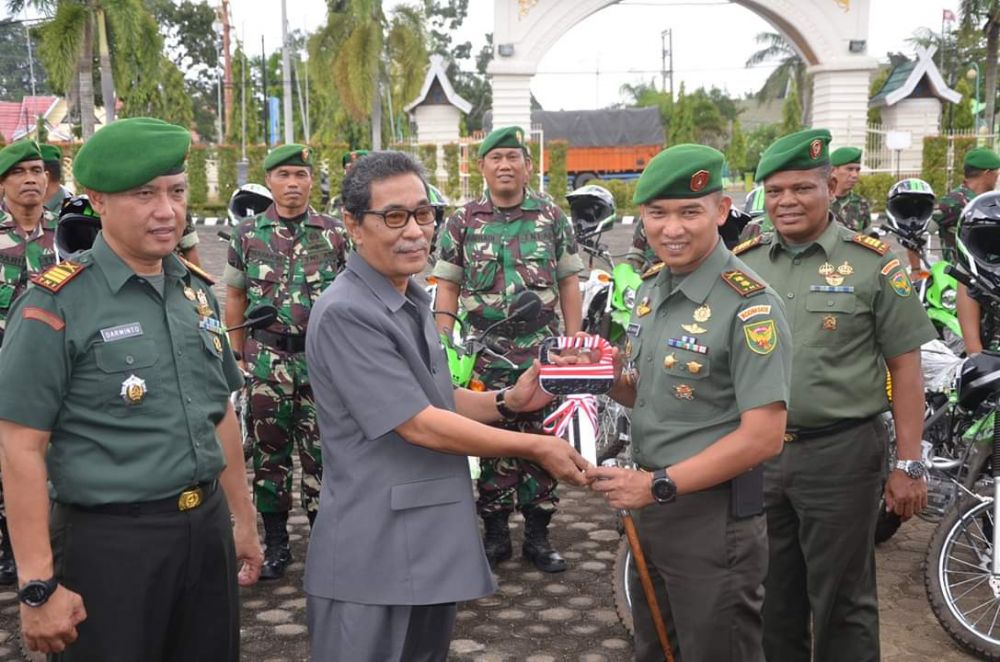 Sekda H Bakhtiar SP ketika menyerahkan secara simbolis dilapangan