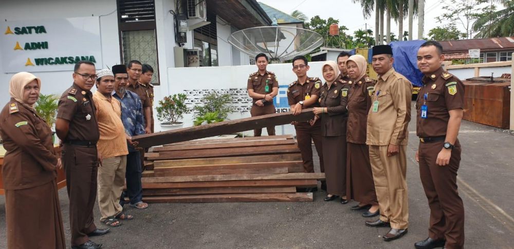 Kejari Muarabulian Menghibahkan Kayu Bulian