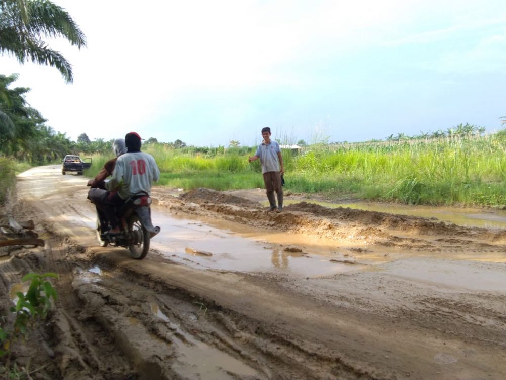 Jalan Penghubung Antar Desa yang Rusak Parah