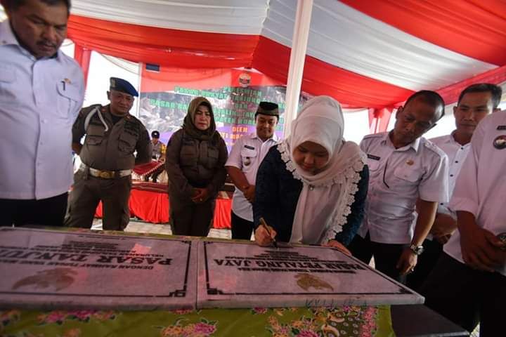 Bupati menandatangi prasasti