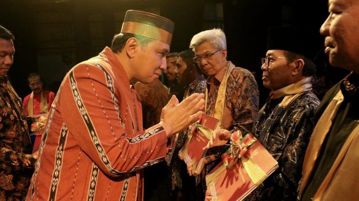 Gubernur Jambi Saat Menerima Setifikat Budaya Tak Benda Tahun Lalu