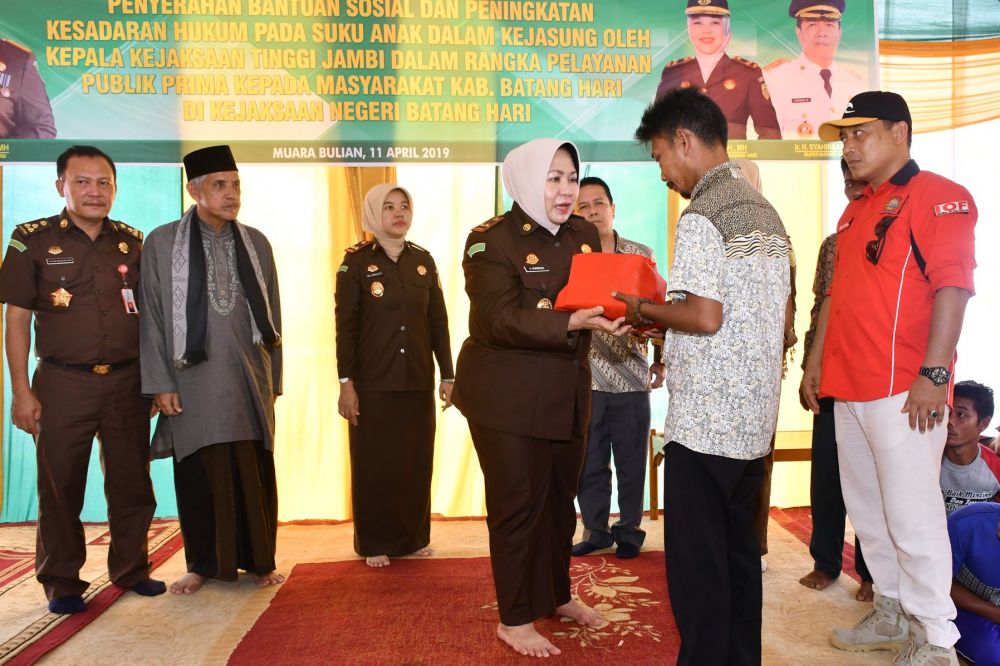 Penyerahan Bantuan Sosial oleh Ibu Kejati Jambi