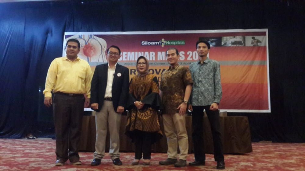 Kepala Dinas Kesehatan (Dinkes) Kota Jambi, Ida Yulianti, Bersama Pemateri Seminar dan Pihak Siloam Hospitals Jambi Berfoto Bersama
