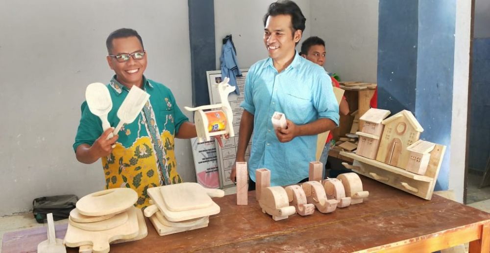 Warga Binaan Lapas Sarolangun Saat diberikan Pelatihan Kerajinan Kayu dari Kementerian Perindustrian.jpg
