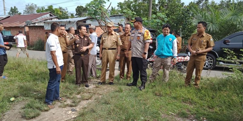 Bupati Cek Endra bersama Kajari dan Kapolres ketika monitoring Persiapan TPS Pemilu di Desa Sungai Abang, Kecamatan Sarolangun.