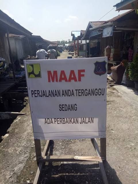 Perbaikan jalan di Kelurahan Kampung Nelayan