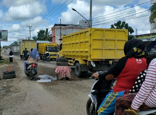 Ban bekas yang ditumpukkan di di jalan lintas Sarolangun.