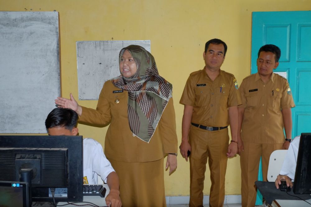 Bupati Muarojambi meninjau pelaksanaan UNBK .