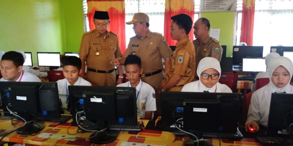 Bupati Sarolangun melakukan meninjauan pelaksanaan UN.