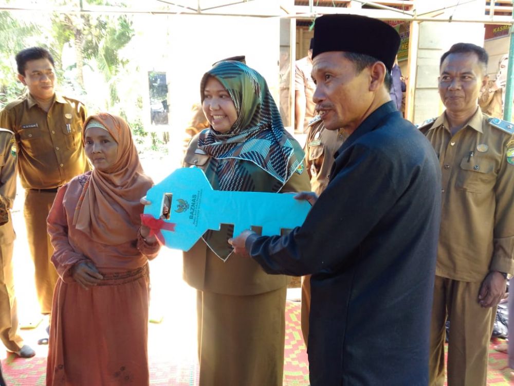 Bupati menyerahkan kunci rumah secara simbolis.jpg