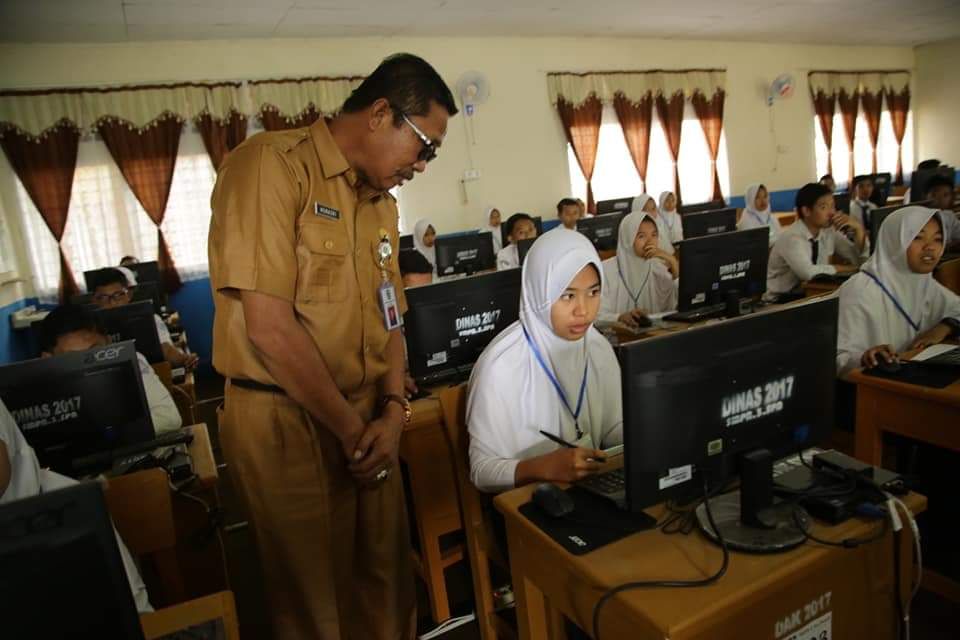 Sekda Munasri Pantau Pelaksanaan UNBK