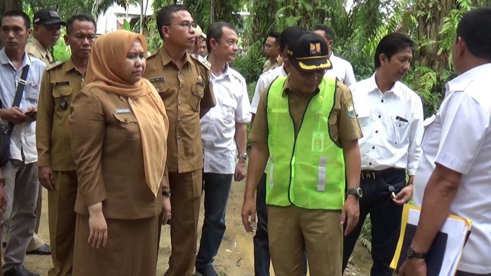 Bupati Muarojambi ketika meninjau titik jalan yang rusak beberapa waktu lalu