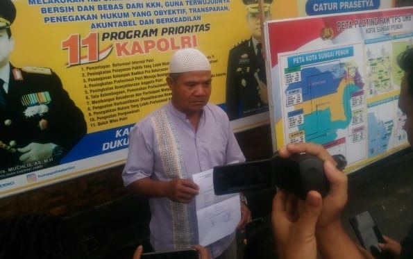 Gusnadi Memberikan Keterangan Pada Wartawan Usai Melapor