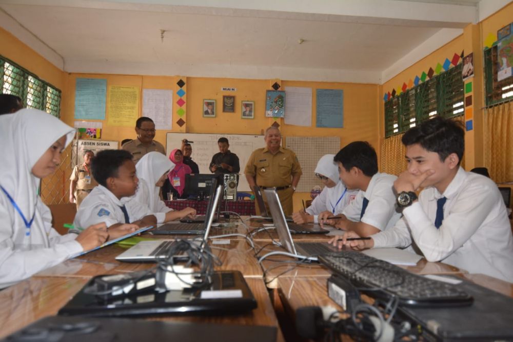 Bupati Safrial meninjau pelaksanaan UNBK SMP.