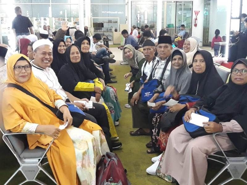 Puluhan masyarakat yang diumrohkan H Muhammad Syaihu, ketika berada di Bandara Sultan Thaha Jambi 