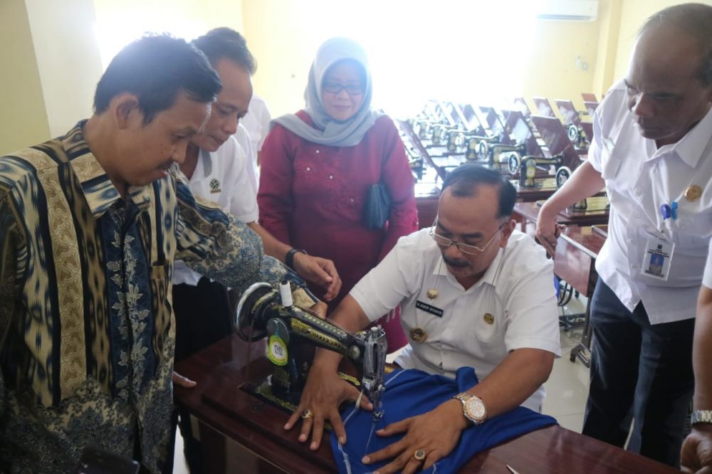 Wabup Amir Sakib Mencoba Mesin Jahit
