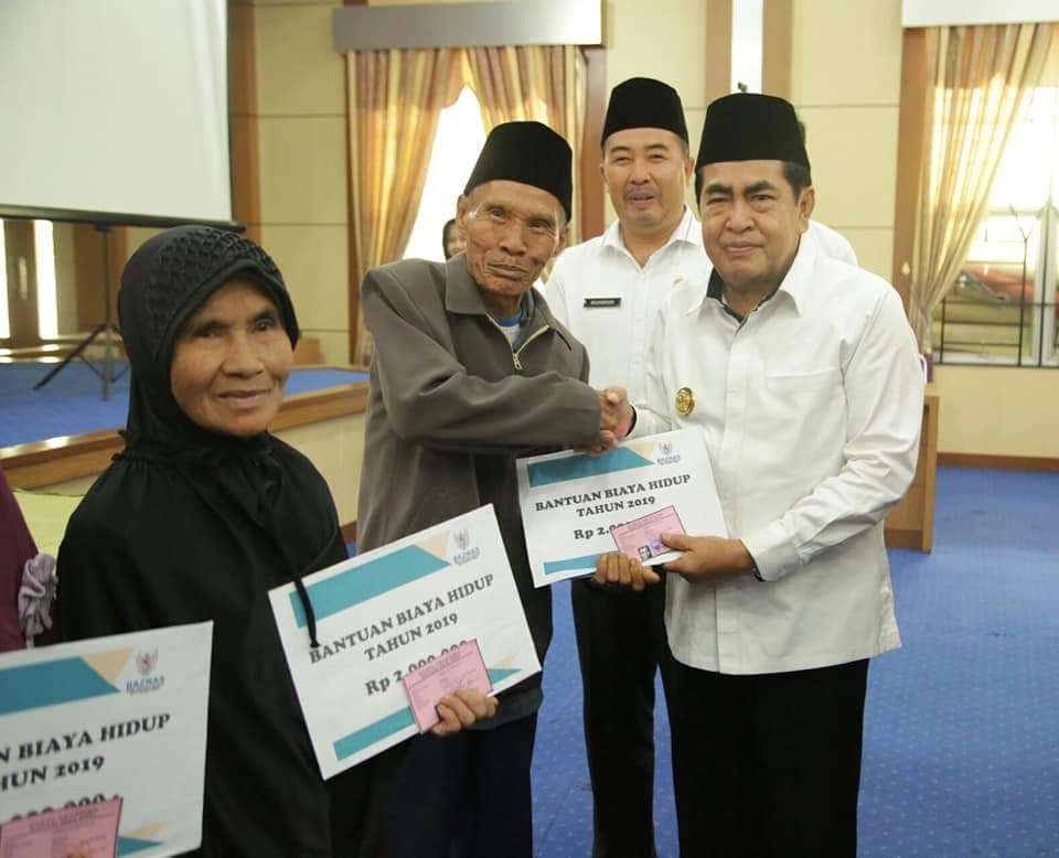 Walikota Menyerahkan Bantuan
