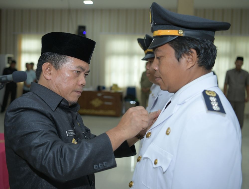 Bupati Merangin H Al Haris Memasang Caping Kepada Lima Camat yang Baru dilantik
