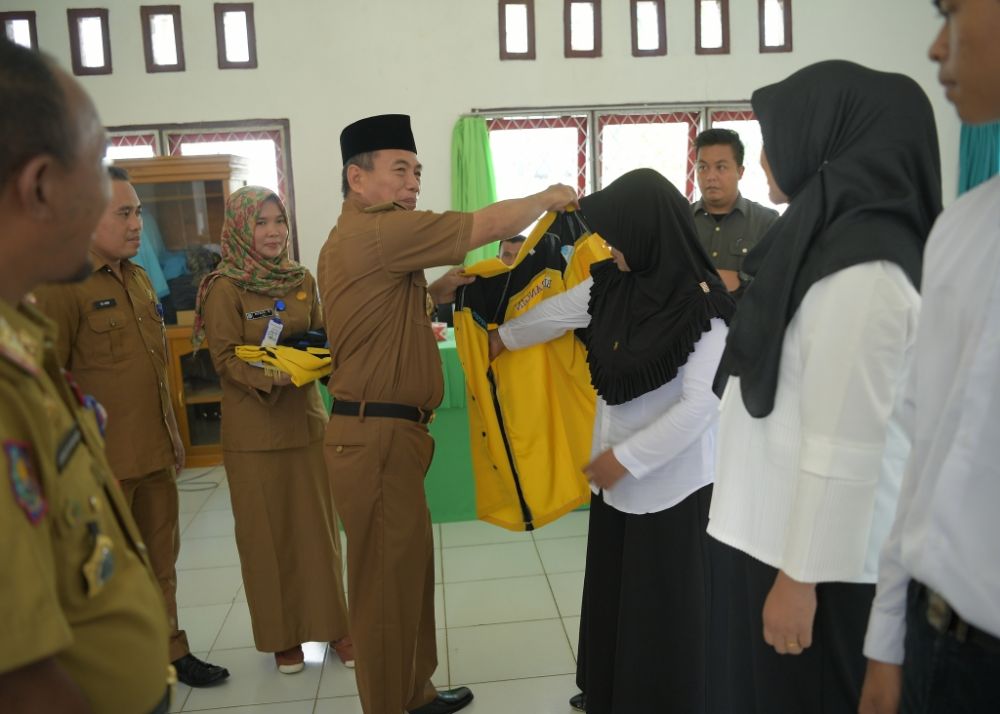 Wabup Meragin H Mashuri Memasang Jaket Tanda Peserta Pelatihan