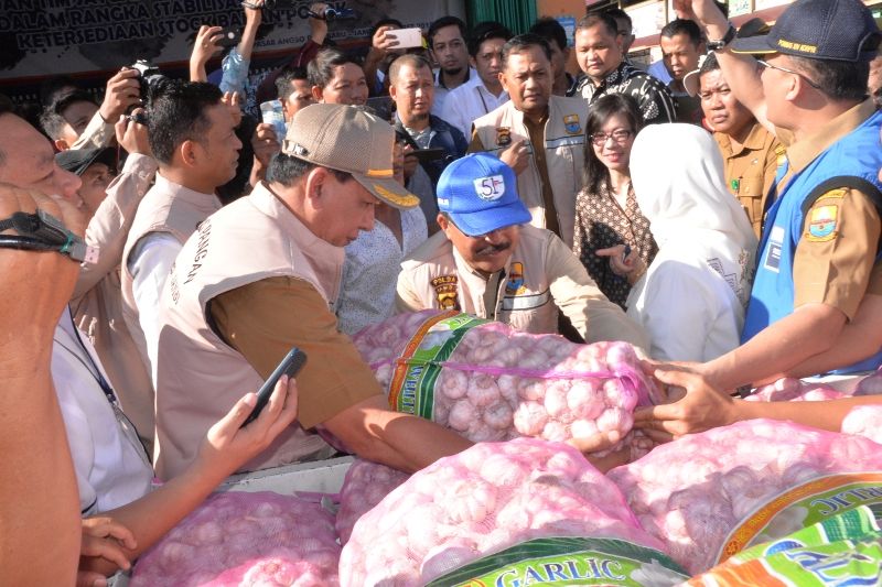 Sekda Provinsi Jambi M Dianto mendamping Dirjen Pengembangan Ekspor Nasional Kementerian Perdagangan, Arlinda meninjau Pasar Angsoduo
