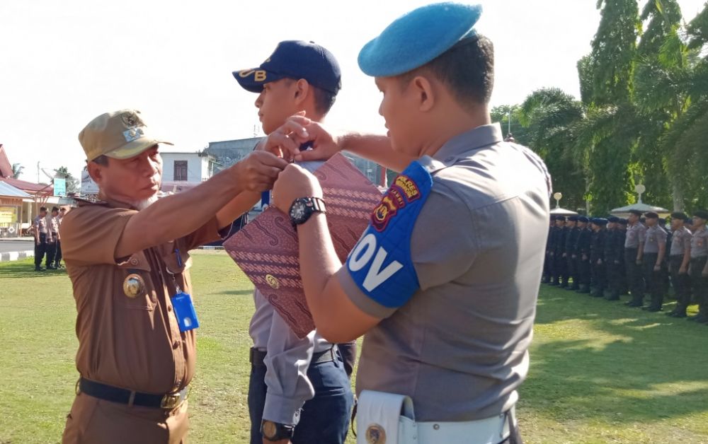 Wabup Merangin H Mashuri Memasang Tanda Petugas Operasi Keselamatan