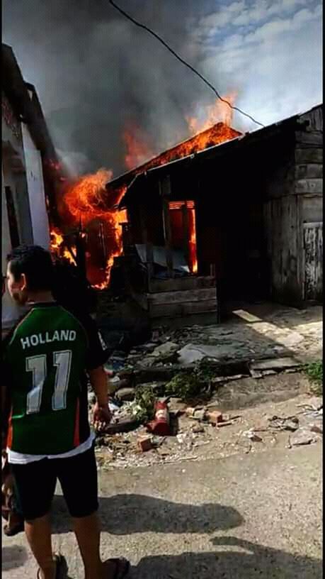 Api yang membakar rumah warga Tebing Tinggi.