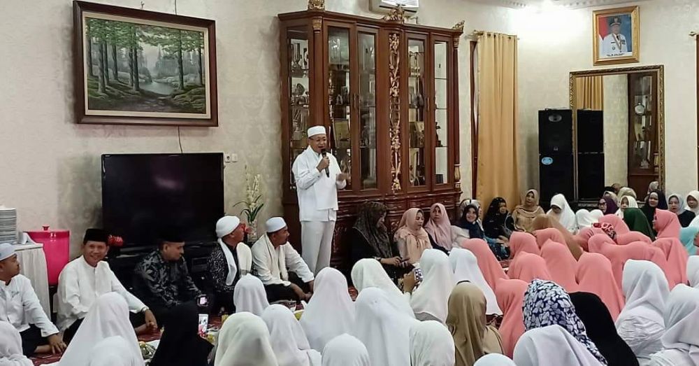 H Cek Endra mengikuti pangajian rutin di Rumah Dinas.