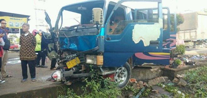 Kondisi Minibus dan Sepeda Motor yang Mengalami Kecelakaan