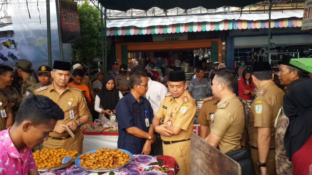 Walikota Jambi Saat Mengunjungi Pedagang Pasar Bedug di Kawasan Pasar Jambi Usai Meresmikannya