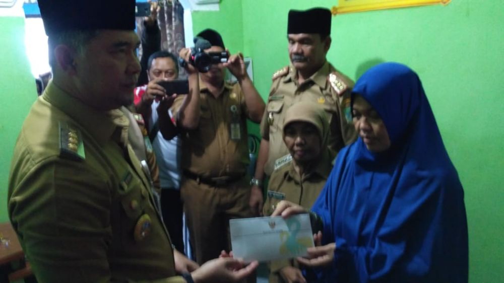 Walikota Jambi Syarif Fasha saat melayat ke rumah duka petugas KPPS yang meninggal dunia, kemarin