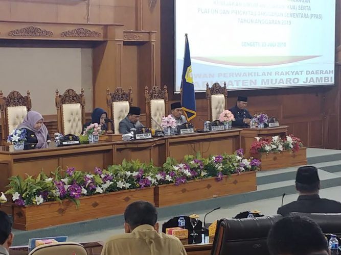 Suasana paripurna DPRD Kabupaten Muarojambi