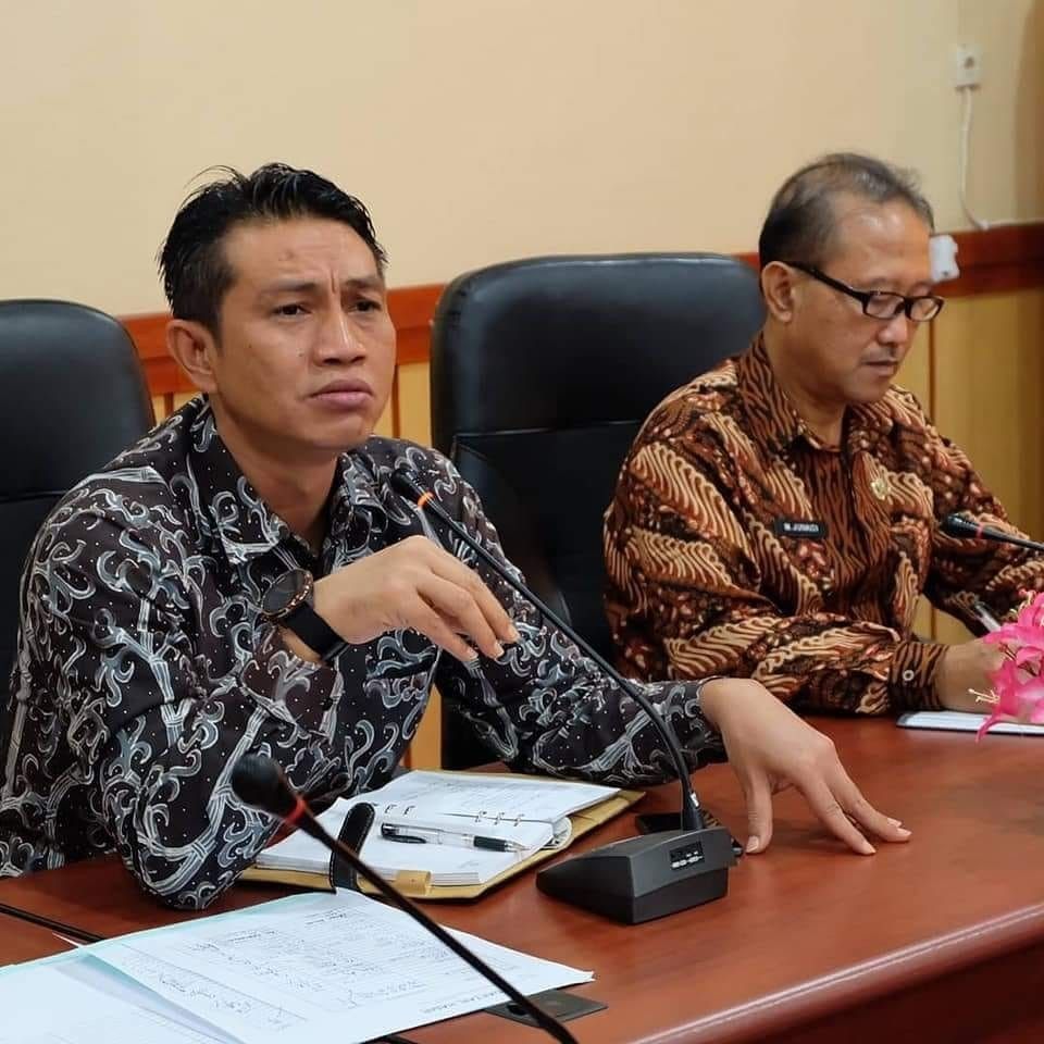 Sekda Muarojambi Bersama Asisten Bupati dalam Suatu Acara