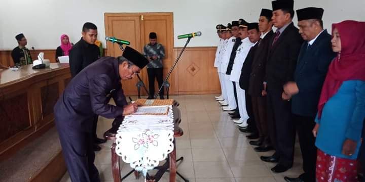 Wabup menandatangi berita acara pelantikan