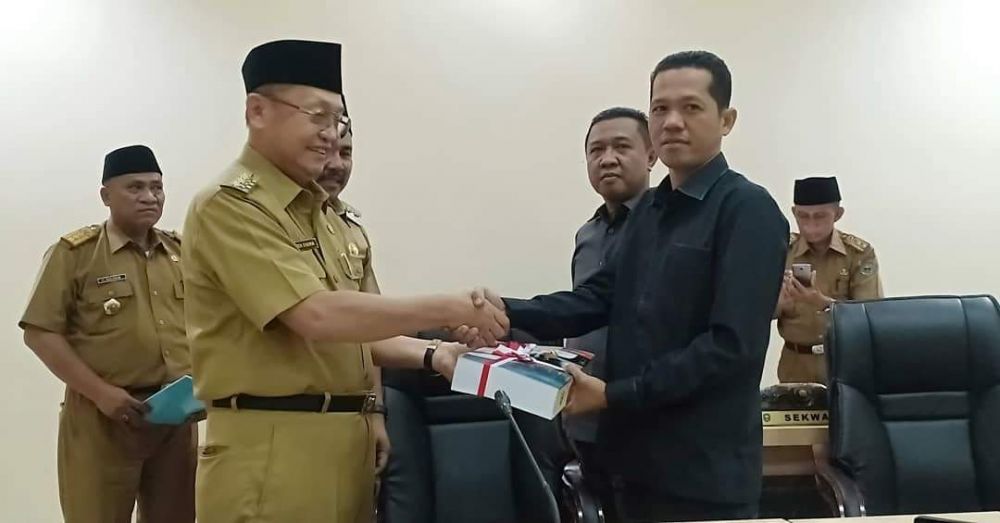 Bupati H Cek Endra didampingi Wabup H Hillalatil Badri menyerahkan bundelan dokumen LKPJ 2018 kepada pimpinan DPRD, Amir Mahmud dan H Hapis Hasbiallah SE
