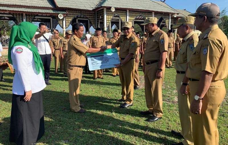H Cek Endra Menyerahkan KIS Secara Simbolis kepada Camat Bathin VIII