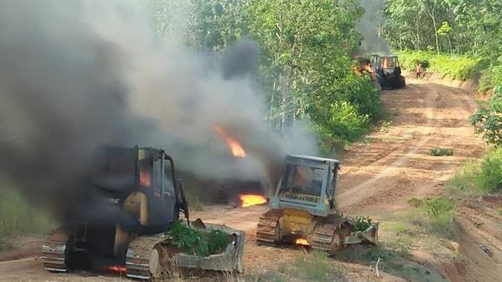 Alat berat milik PT LAJ yang dibakar warga